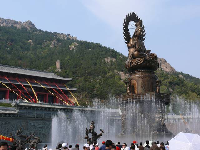 Вэйхай китай отдых на море. Вэйхай. Город Вэйхай Китай. Большой фонтан с Буддой в городе Вэйхай. Вэйхай музей Китайско японской войны.